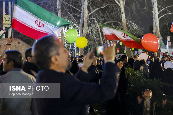 نور افشانی در شب سالگرد پیروزی انقلاب اسلامی - مشهد