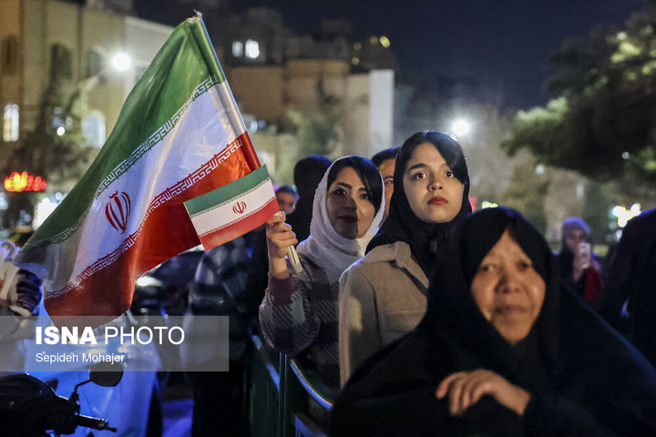 نور افشانی در شب سالگرد پیروزی انقلاب اسلامی - مشهد