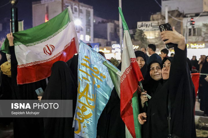 نور افشانی در شب سالگرد پیروزی انقلاب اسلامی - مشهد