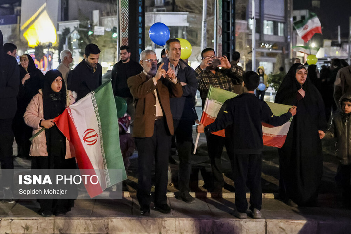 نور افشانی در شب سالگرد پیروزی انقلاب اسلامی - مشهد