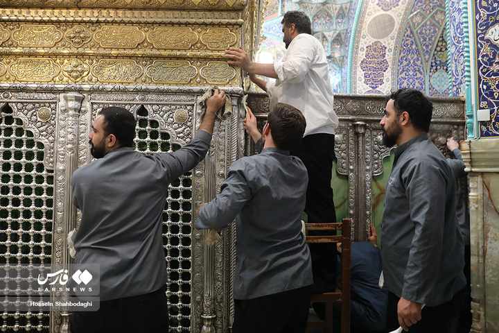 تنظیف مضجع شریف حرم حضرت معصومه سلام الله علیها