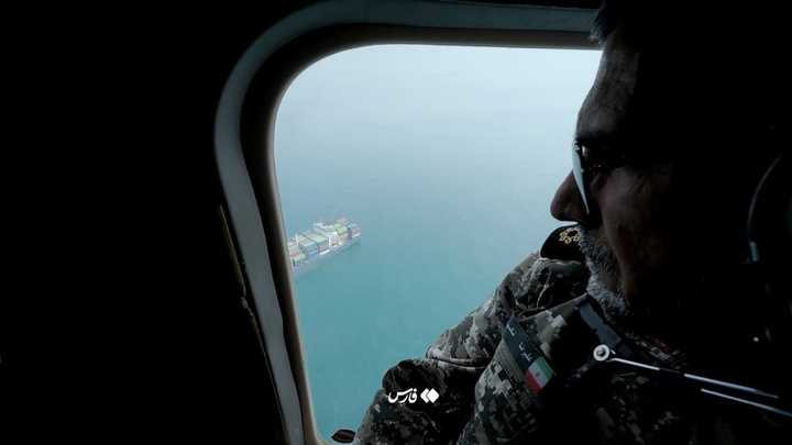 تصاویری از رزمایش کنترل هوشمند سپاه در تنگۀ هرمز