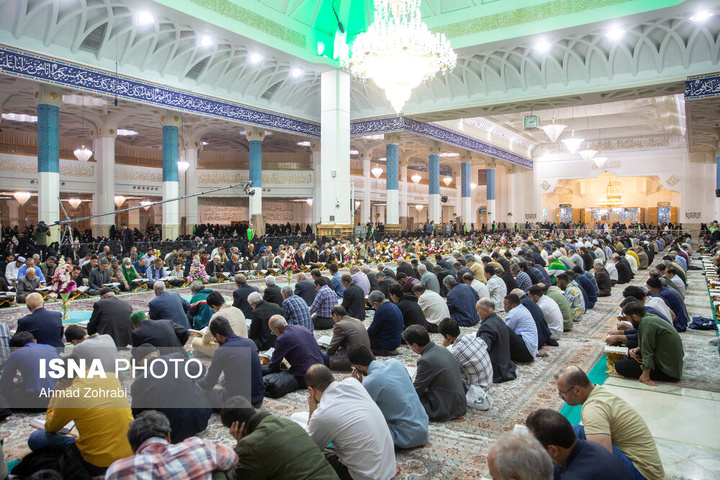 جزء خوانی قرآن کریم در حرم حضرت فاطمه معصومه سلام الله علیها
