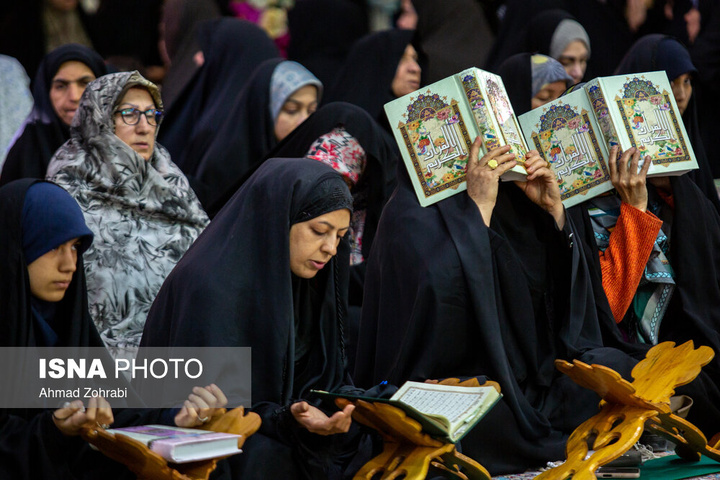 جزء خوانی قرآن کریم در حرم حضرت فاطمه معصومه سلام الله علیها