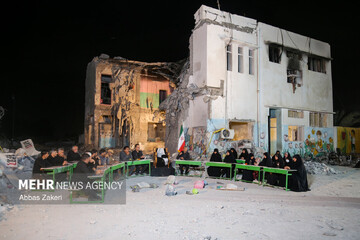 محفل شعر امین در مدرسه بمباران شده‌ میناب