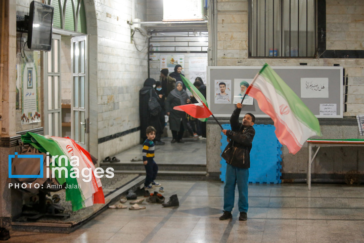 تجمع مردم در سوگ رهبر انقلاب در محله نارمک