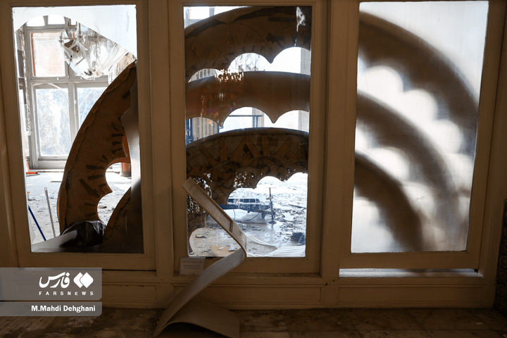 آثار تجاوز هوایی به کاخ گلستان