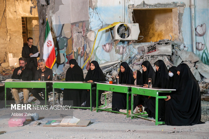 محفل شعر امین در مدرسه بمباران شده‌ میناب