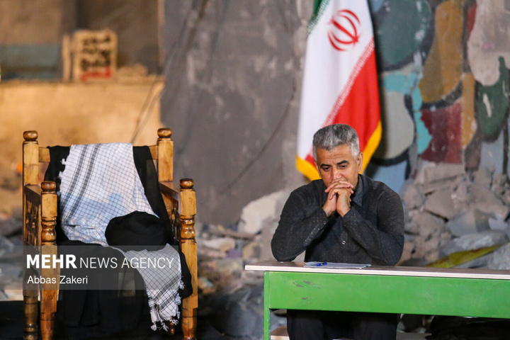 محفل شعر امین در مدرسه بمباران شده‌ میناب