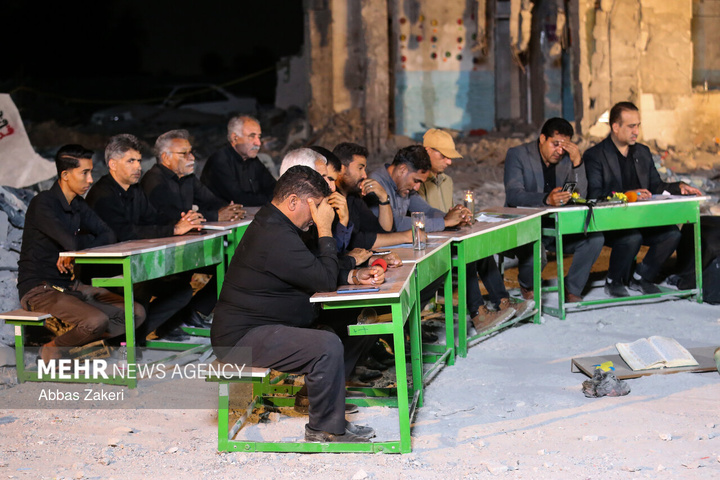 محفل شعر امین در مدرسه بمباران شده‌ میناب