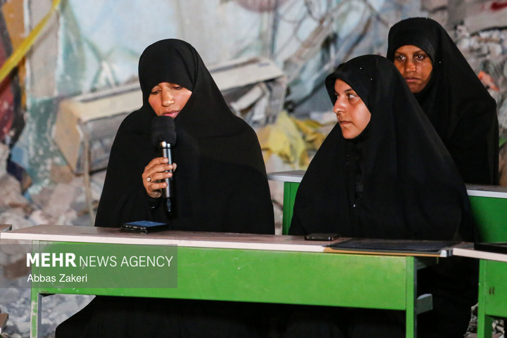 محفل شعر امین در مدرسه بمباران شده‌ میناب