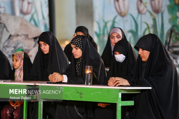 محفل شعر امین در مدرسه بمباران شده‌ میناب