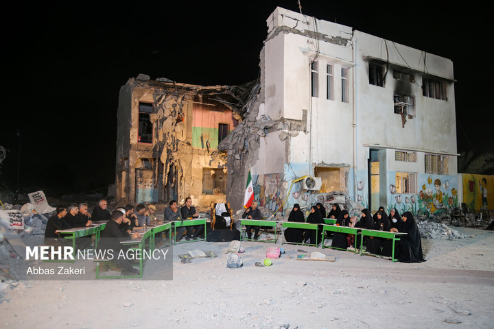 محفل شعر امین در مدرسه بمباران شده‌ میناب