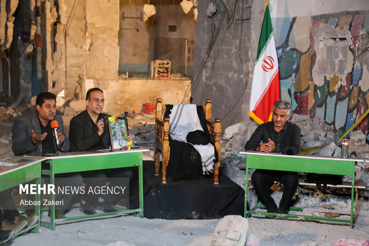 محفل شعر امین در مدرسه بمباران شده‌ میناب