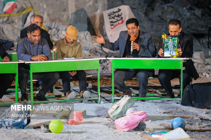 محفل شعر امین در مدرسه بمباران شده‌ میناب