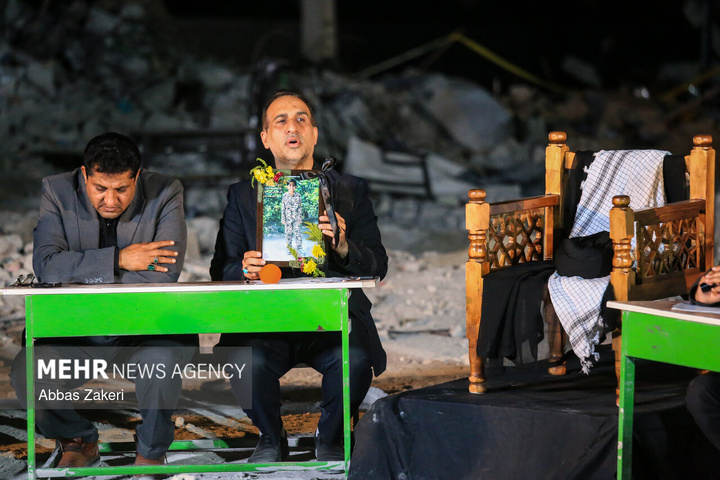 محفل شعر امین در مدرسه بمباران شده‌ میناب