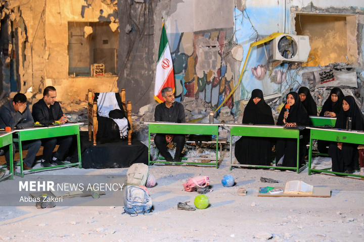 محفل شعر امین در مدرسه بمباران شده‌ میناب