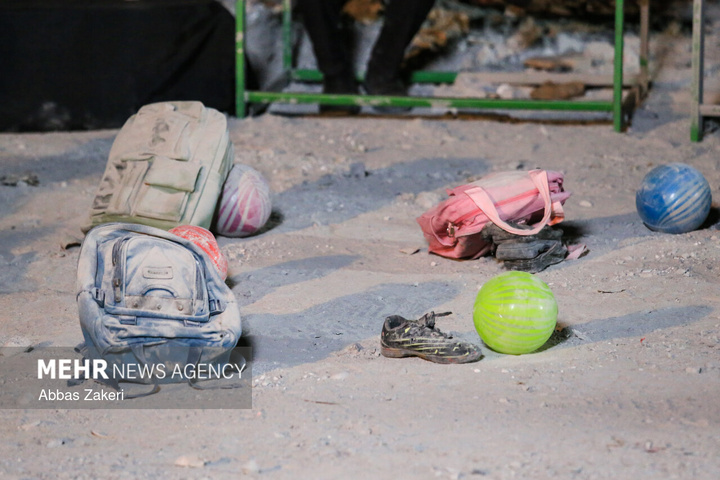 محفل شعر امین در مدرسه بمباران شده‌ میناب