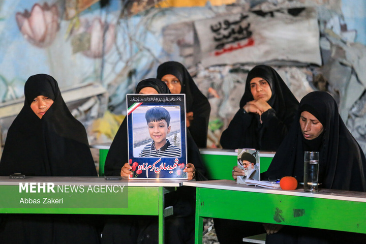 محفل شعر امین در مدرسه بمباران شده‌ میناب