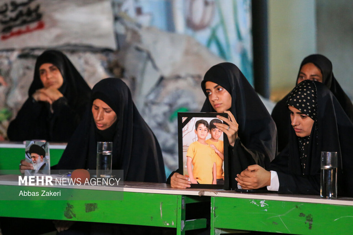 محفل شعر امین در مدرسه بمباران شده‌ میناب