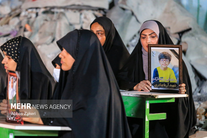 محفل شعر امین در مدرسه بمباران شده‌ میناب