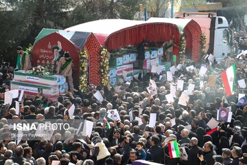 تشییع پیکر ۱۲ شهید تجاوز آمریکایی - صهیونی در کاشان