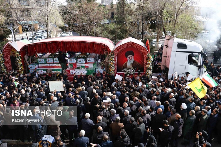 تشییع پیکر ۱۲ شهید تجاوز آمریکایی - صهیونی در کاشان