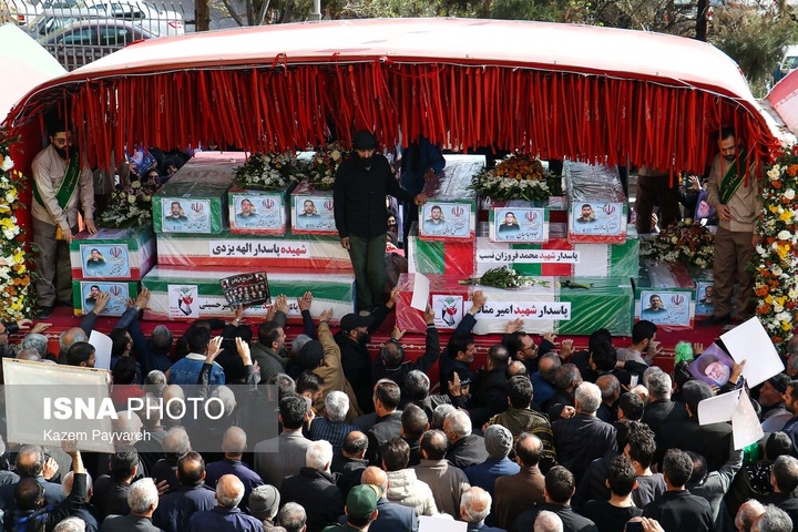 تشییع پیکر ۱۲ شهید تجاوز آمریکایی - صهیونی در کاشان