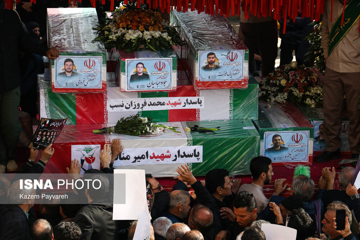 تشییع پیکر ۱۲ شهید تجاوز آمریکایی - صهیونی در کاشان