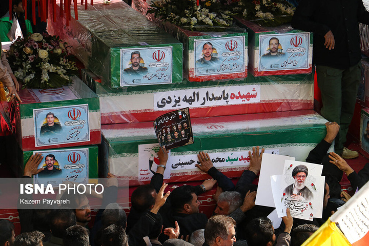 تشییع پیکر ۱۲ شهید تجاوز آمریکایی - صهیونی در کاشان