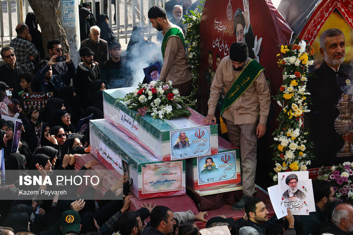 تشییع پیکر ۱۲ شهید تجاوز آمریکایی - صهیونی در کاشان