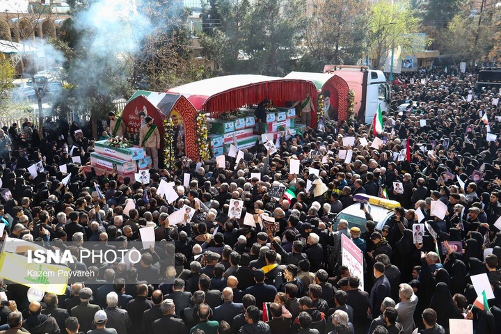 تشییع پیکر ۱۲ شهید تجاوز آمریکایی - صهیونی در کاشان