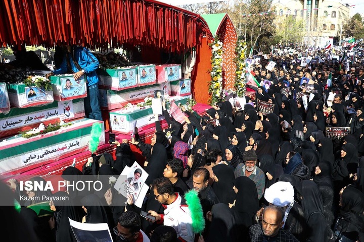 تشییع پیکر ۱۲ شهید تجاوز آمریکایی - صهیونی در کاشان