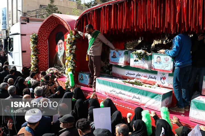 تشییع پیکر ۱۲ شهید تجاوز آمریکایی - صهیونی در کاشان