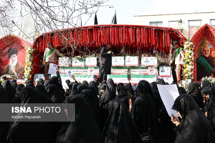 تشییع پیکر ۱۲ شهید تجاوز آمریکایی - صهیونی در کاشان