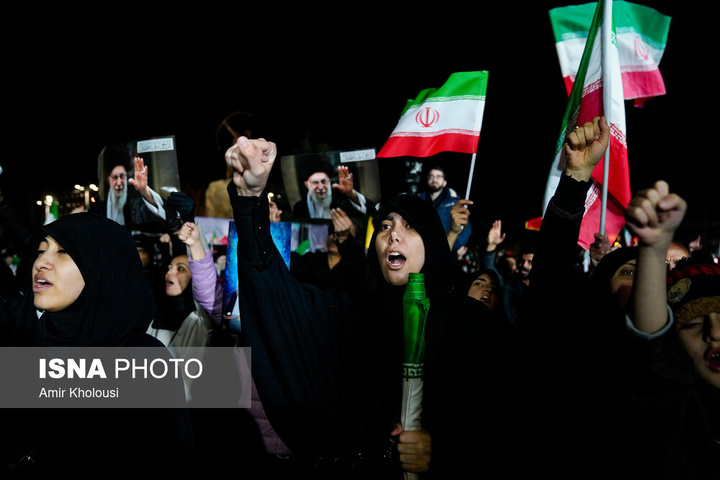 تجمع شبانه مردم در سوگ رهبر شهید - تهران