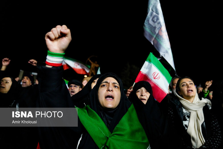 تجمع شبانه مردم در سوگ رهبر شهید - تهران