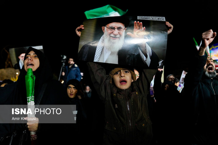 تجمع شبانه مردم در سوگ رهبر شهید - تهران