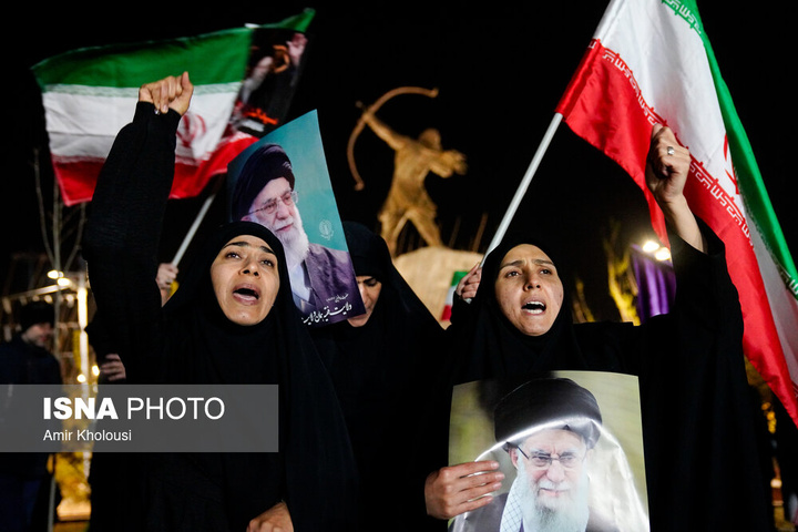 تجمع شبانه مردم در سوگ رهبر شهید - تهران