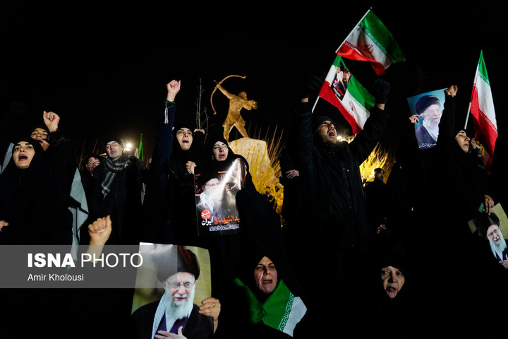 تجمع شبانه مردم در سوگ رهبر شهید - تهران