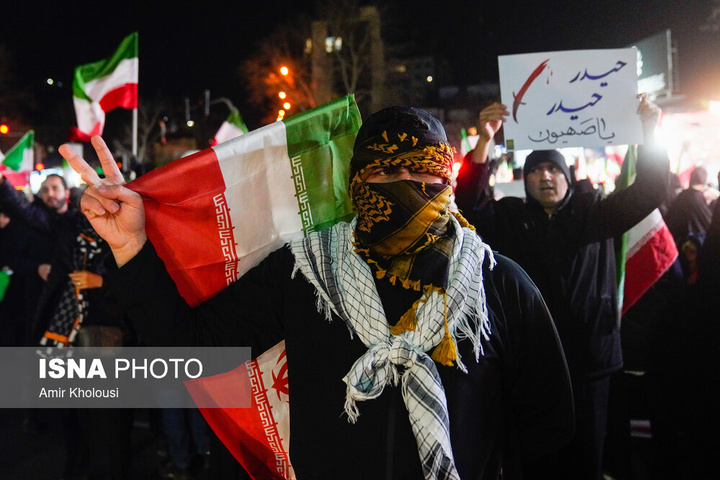 تجمع شبانه مردم در سوگ رهبر شهید - تهران