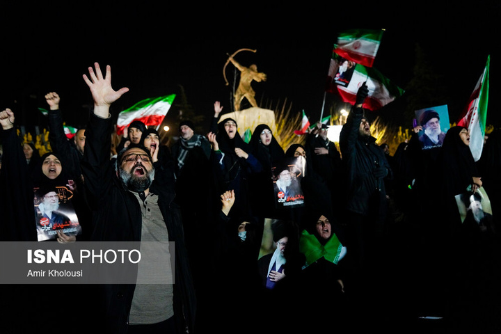 تجمع شبانه مردم در سوگ رهبر شهید - تهران