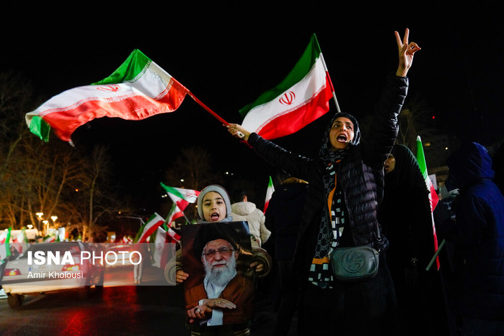 تجمع شبانه مردم در سوگ رهبر شهید - تهران