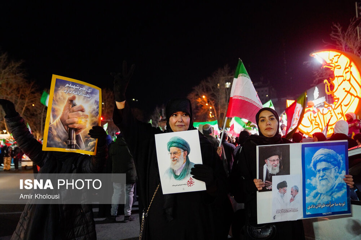 تجمع شبانه مردم در سوگ رهبر شهید - تهران
