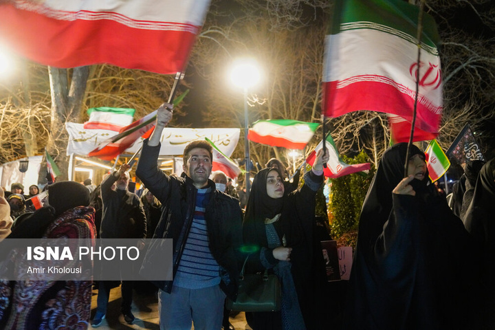 تجمع شبانه مردم در سوگ رهبر شهید - تهران