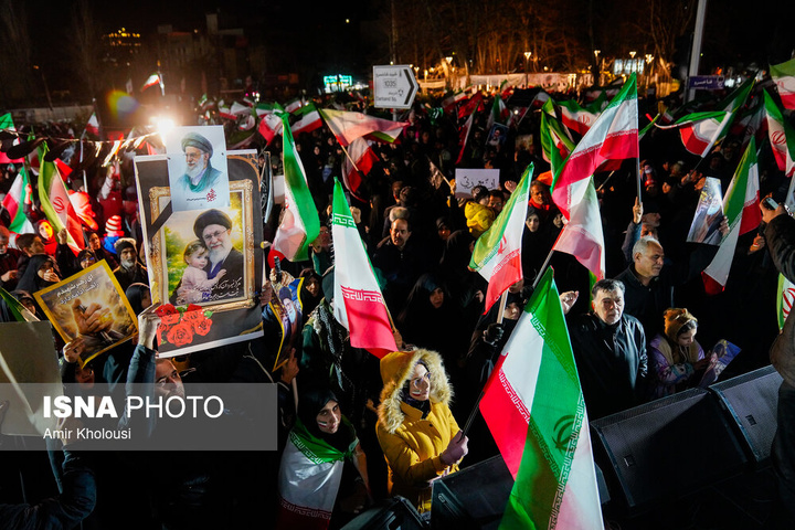 تجمع شبانه مردم در سوگ رهبر شهید - تهران
