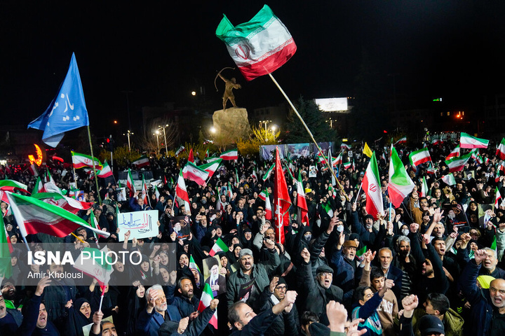 تجمع شبانه مردم در سوگ رهبر شهید - تهران