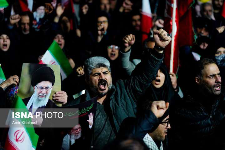 تجمع شبانه مردم در سوگ رهبر شهید - تهران