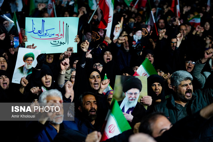 تجمع شبانه مردم در سوگ رهبر شهید - تهران