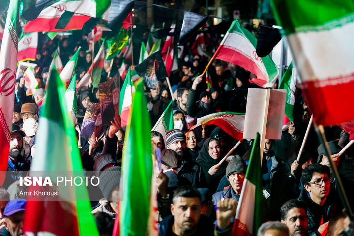 تجمع شبانه مردم در سوگ رهبر شهید - تهران